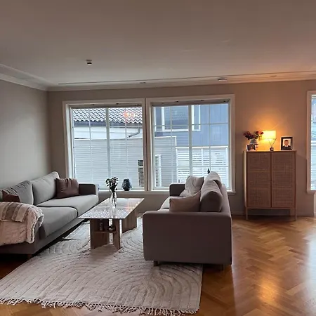 Large House With Garage, Bar, Gym, Summer Living *